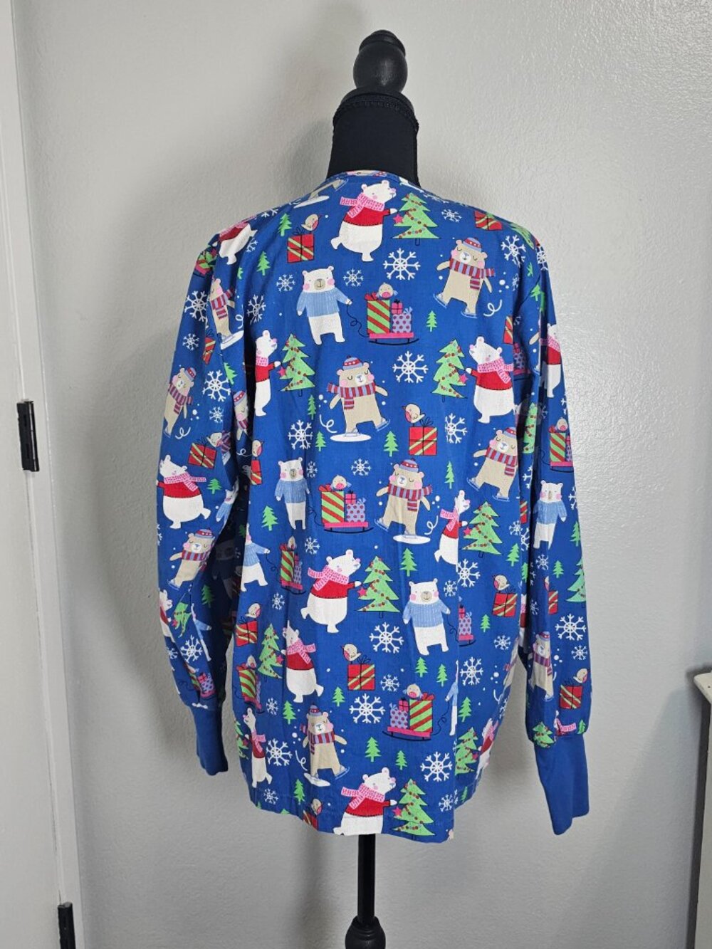 Christmas Scrub Top Bundle - 2 Pieces - Polar Bear & Peanuts Print - Size Medium - Picture 3 of 9